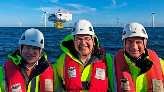 Besuch des Offshore-Windparks Arkona mit dem Boot: Pål Eitrheim (links), Equinors Executive Vice President für New Energy Solutions, der norwegische Energieminister Kjell-Børge Freiberg und der Equinors Aufsichtsratsvorsitzender Jon Erik Reinhardsen. (Foto: Eskil Eriksen / Equinor ASA)