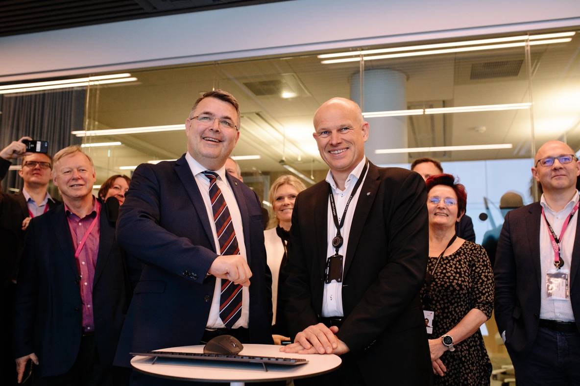 Kjell Børge-Freiberg (links), norwegischer Öl- und Energieminister, und Arne Sigve Nylund, Equinors Leiter für Entwicklung und Produktion in Norwegen, bei der Eröffnung der Digitalzentren.