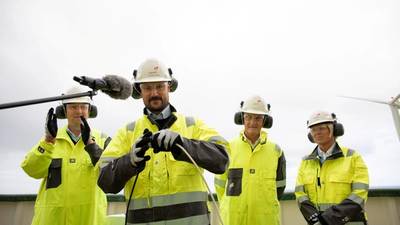onprinz Haakon von Norwegen verbindet zwei Kabel, um die offizielle Eröffnung des Windparks Hywind Tampen zu begehen.